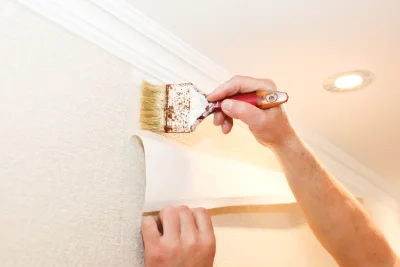 Pose de papier peint à Polveroso — revêtements muraux et toiles de verre